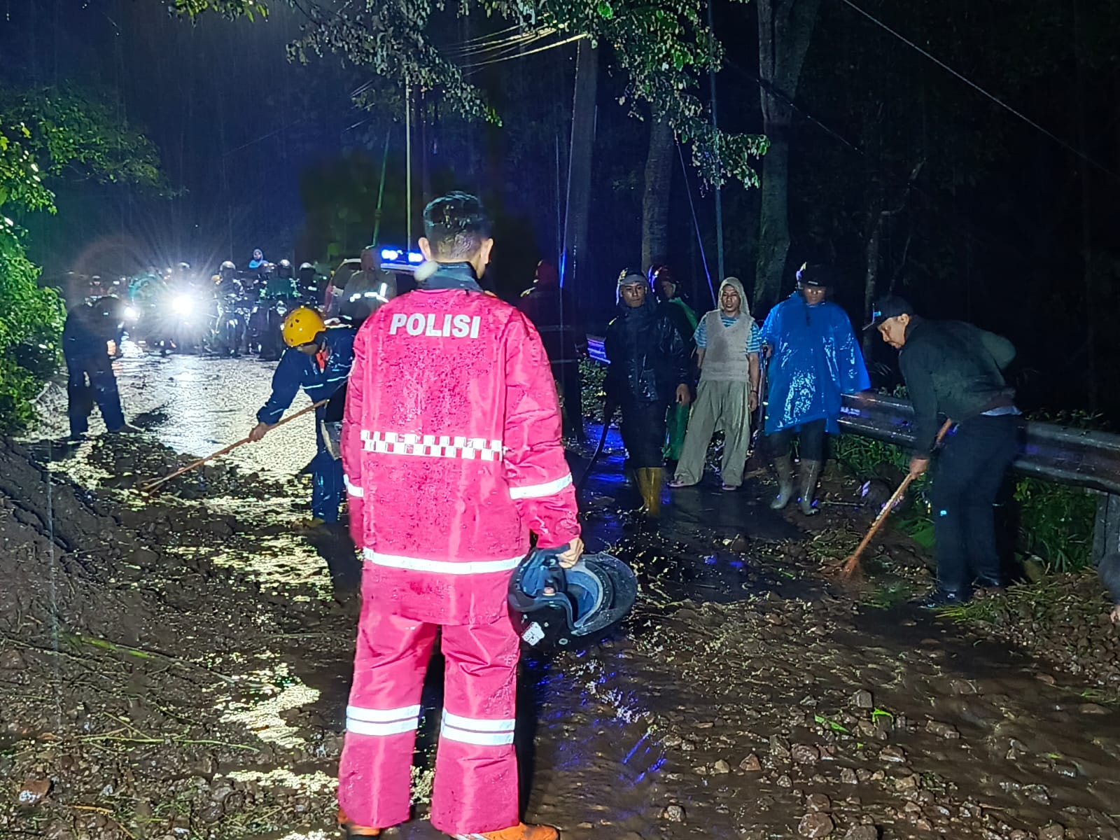 tanah-longsor-di-tikungan-bukit-siwuni-krangjambu-mengakibatkan-akses-jalan-tertutup-dan-macet