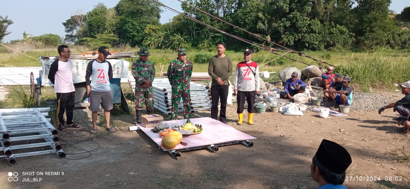 kunjungan-plt-camat-balapulang-pada-proses-pembuatan-jembatan-merah-putih